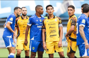 Rizky Ridho Ucapkan Selamat untuk Kemenangan Persib atas Persija: Ditunggu Tandang ke Jakarta   Bek sekaligus kapten Persija Jakarta, Rizky Ridho, mengucapkan selamat untuk kemenangan Persib Bandung atas timnya pada pekan ke-17 BRI Super League 2025/2026.  Persija menyerah 0-1 dari Persib di Stadion Gelora Bandung Lautan Api (GBLA), Bandung, pada Minggu (11/1/2026) sore WIB.  Persija kecolongan pada menit kelima setelah blunder Bruno Tubarao berhasil dimanfaatkan oleh Beckham Putra untuk membawa Persib meraih tiga poin krusial. Bola hasil tendangan Beckham, melesat mulus masuk ke gawang Tim Macan Kemayoran  Ketika sedang berjuang untuk menyamakan kedudukan, Persija malah harus bermain dengan 10 pemain. Tim berjulukan Macan Kemayoran itu kehilangan Tubarao.  Ungkapan Rizky Ridho Pemain berusia 30 tahun tersebut secara ceroboh menginjak kaki Beckham Putra yang dianggap sengaja oleh wasit Ko Hyung-jin, dan berujung kartu merah langsung pada menit ke-53.  Kekuatannya tereduksi, Persija makin susah untuk menyamakan kedudukan. Tim Macan Kemayoran terpaksa merelakan Persib untuk keluar sebagai pemenang, sekaligus mengamankan status juara paruh musim BRI Super League 2025/2026.  “Saya mau mengucapkan selamat kepada Persib Bandung meraih tiga poin. Terima kasih untuk sambutannya dan kami tunggu di Jakarta,” ujar Rizky Ridho dalam konferensi pers setelah pertandingan.  Persib Juara Paruh Musim Hasil ini membuat Persija tertahan di peringkat ketiga klasemen sementara BRI Super League. Tim Macan Kemayoran mencatatkan 35 poin dari 17 pertandingan.  Adapun Persib terdongkrak ke singgasana BRI Super League untuk menggeser Borneo FC, lewat perolehan 38 poin dengan jumlah laga yang sama.  Persija akan gantian menjadi tuan rumah untuk Persib dalam pekan ke-32 BRI Super League pada 10 Mei 2026.