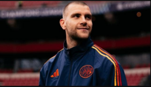 Kiper Utama Cedera Parah, Maarten Paes Berpeluang Besar Kawal Gawang Ajax